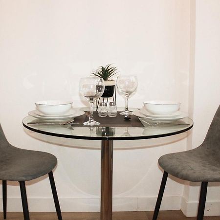 Modern Luxury Serviced Duplex Apartments By Repose- 150 Metro Court, West Bromwich Eksteriør billede